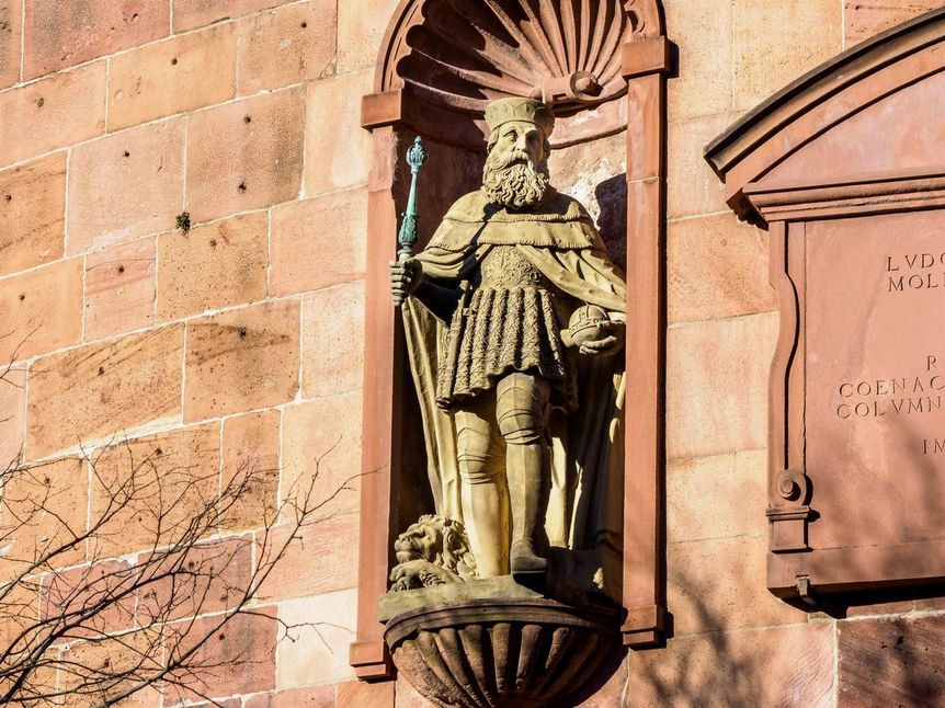 Foto: Staatliche Schlösser und Gärten Baden-Württemberg, Ralf Kuhlen Schloss Heidelberg, Detailaufnahme Statue Außenwand Ludwig V.