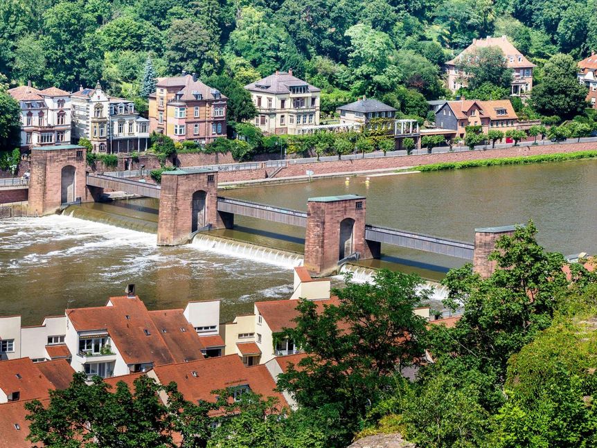 Foto: Staatliche Schlösser und Gärten Baden-Württemberg, Ralf Kuhlen Schloss Heidelberg, Luftaufnahme Neckarschleuse