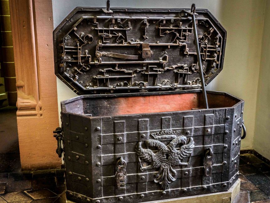 Foto: Ralf Kuhlen Schloss Heidelberg, Große Truhe mit offenem Deckel